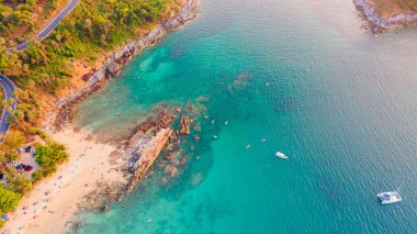 Ya Nui Plajı, güzel doğal deniz manzarası günbatımı manzarası yakınında, Phromthep Burnu, Tayland, Phuket 'in bir numaralı manzarası..