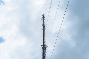 Telekomünikasyon direği TV antenleri öğleden sonra tepede, mavi gökyüzünde Phuket Tayland 'da bulutlar parlıyor..