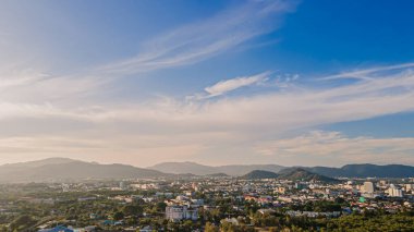 Tayland 'ın Phuket Eyaleti' nde egzersiz yapan ve çeşitli faaliyetlerde bulunan Saphan Hin Park 'ta deniz kenarında eğimli bir yürüyüş yolu üzerindeki hava manzarası.