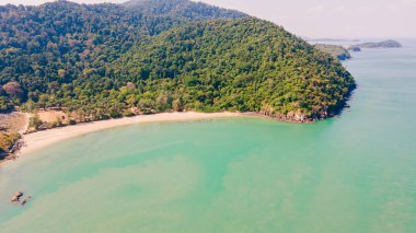 Yazın açık bir günde Kao Lanta, Krabi, Tayland 'ın yüksek açılı insansız hava aracı görüntüsü, aile seyahati için uygun. Yürüyüş turu
