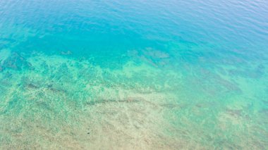 Yazın açık bir günde Kao Lanta, Krabi, Tayland 'ın yüksek açılı insansız hava aracı görüntüsü, aile seyahati için uygun. Yürüyüş turu