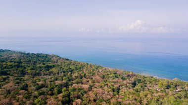 Yazın açık bir günde Kao Lanta, Krabi, Tayland 'ın yüksek açılı insansız hava aracı görüntüsü, aile seyahati için uygun. Yürüyüş turu