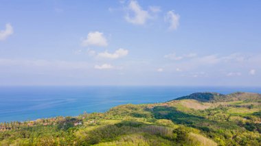 Yazın açık bir günde Kao Lanta, Krabi, Tayland 'ın yüksek açılı insansız hava aracı görüntüsü, aile seyahati için uygun. Yürüyüş turu