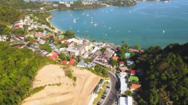 Drone tropikal deniz kıyısında uçuyor. Yeşil kireçtaşı tepeleri, Phuket, Tayland 'ın en güzel varış yeri. Asya 'da hayatınız boyunca en az bir kez ziyaret etmeniz gereken yerler. doğa videosu