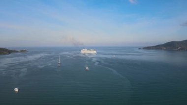 Yüksek açılı çekim, doğa manzaralı, adanın üstünde, Patong Sahili, Phuket, Tayland 'da temiz gökyüzü manzaralı. Seyahat konseptinde 4K hisse senedi görüntüsü. Ada manzarası arka plan. Yüksek açı, doğa manzarası, adanın üstü.