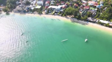 Drone tropikal deniz kıyısında uçuyor. Yeşil kireçtaşı tepeleri, Phuket, Tayland 'ın en güzel varış yeri. Asya 'da hayatınız boyunca en az bir kez ziyaret etmeniz gereken yerler. doğa videosu