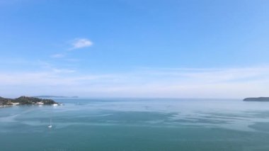 Yüksek açılı çekim, doğa manzaralı, adanın üstünde, Patong Sahili, Phuket, Tayland 'da temiz gökyüzü manzaralı. Seyahat konseptinde 4K hisse senedi görüntüsü. Ada manzarası arka plan. Yüksek açı, doğa manzarası, adanın üstü.
