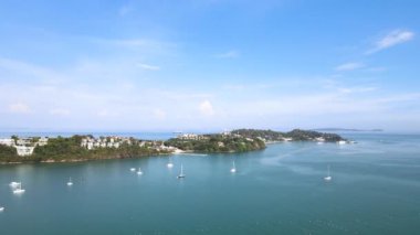 Drone tropikal deniz kıyısında uçuyor. Yeşil kireçtaşı tepeleri, Phuket, Tayland 'ın en güzel varış yeri. Asya 'da hayatınız boyunca en az bir kez ziyaret etmeniz gereken yerler. doğa videosu