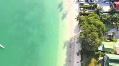 Drone tropikal deniz kıyısında uçuyor. Yeşil kireçtaşı tepeleri, Phuket, Tayland 'ın en güzel varış yeri. Asya 'da hayatınız boyunca en az bir kez ziyaret etmeniz gereken yerler. doğa videosu