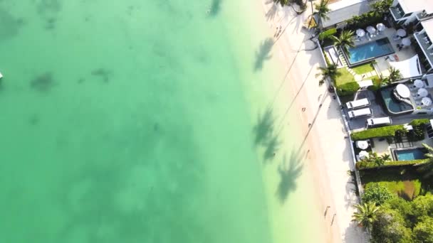 高い角度のショット 自然の景色は 島の上に パトンビーチ プーケット タイで明確な空の景色 旅行のコンセプトで4Kのストック映像 島の景色背景島の上からの高角度撮影 自然景観 — ストック動画