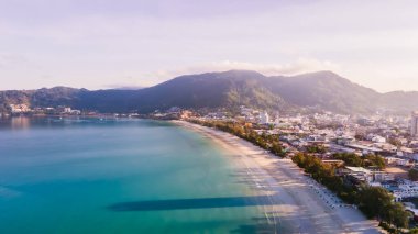 Phuket, Tayland, Patong Körfezi, Panoramic Nature Views Phuket, Tayland 'daki Patong kasabasının insansız hava aracı görüntüsü. Deniz yazın güzeldir, güneş parlar, sabah rahattır..