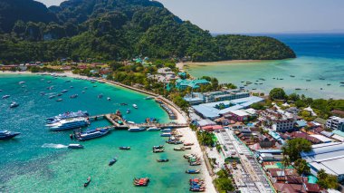 Denizin yüksek açılı manzarası, Koh Phi Phi, büyük bir turistik cazibe. Güneşi içine çek ya da macera gezisine çık. Yürüyüşe çık ve beyaz sahil dağlarıyla fotoğraf çek..