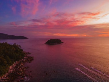 Kata sahilinin yüksek açılı manzarası, Phuket Adası, Tayland, Tayland 'ın güneyinde yaz aylarında kumlu plaj. Bu ünlü plaj dinlenmek ve güneşlenmek için mükemmeldir..