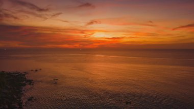 Kata sahilinin yüksek açılı manzarası, Phuket Adası, Tayland, Tayland 'ın güneyinde yaz aylarında kumlu plaj. Bu ünlü plaj dinlenmek ve güneşlenmek için mükemmeldir..