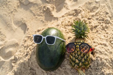 Plaj meyvesi turizminde ananas ve karpuzdan yapılmış meyveli adam sağlık için komik ve şirin güneş banyosu meyveleri. Kutlama yemeği. Yaz yolculuğu konsepti. ziyaret için beyaz arkaplan tasarım daveti