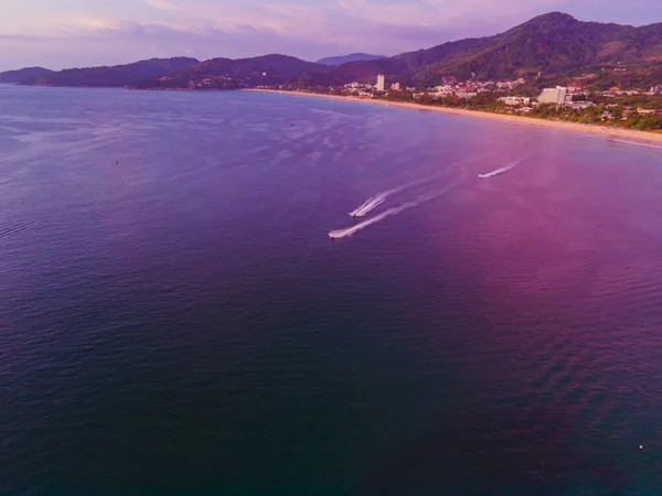 泰国普吉岛卡塔海滩的高角景观 泰国南部夏季的白色沙滩 这个著名的海滩非常适合休闲和日光浴 — 图库照片