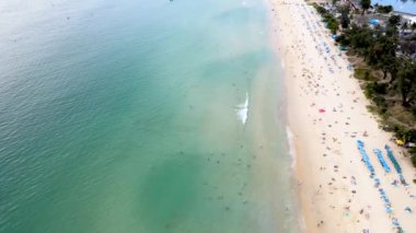 Drone Video High, Kata Sahili, Karon, Phuket, Tayland 'daki güzel plaj, dinlenmek için mükemmel bir yer. Tatil yapan, güneşlenen, su oyunları oynayan aileler için..