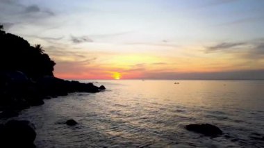 Drone Video High, Kata Sahili, Karon, Phuket, Tayland 'daki güzel plaj, dinlenmek için mükemmel bir yer. Tatil yapan, güneşlenen, su oyunları oynayan aileler için..
