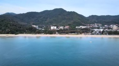Drone Video High, Kata Sahili, Karon, Phuket, Tayland 'daki güzel plaj, dinlenmek için mükemmel bir yer. Tatil yapan, güneşlenen, su oyunları oynayan aileler için..