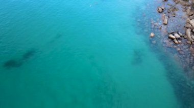Drone Video High, Kata Sahili, Karon, Phuket, Tayland 'daki güzel plaj, dinlenmek için mükemmel bir yer. Tatil yapan, güneşlenen, su oyunları oynayan aileler için..