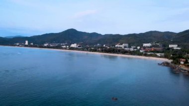 Drone Video High, Kata Sahili, Karon, Phuket, Tayland 'daki güzel plaj, dinlenmek için mükemmel bir yer. Tatil yapan, güneşlenen, su oyunları oynayan aileler için..