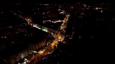 Drone kamera, Patong şehrinin, Phuket 'in, Tayland' ın, geceleri herkesin gece ziyaret ettiği sokakların havadan görüntüsü. eğlenceli parti