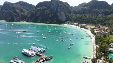 Drone video kameraları, Krabi Ulusal Parkı 'ndaki adalar, Tayland, turistik yerler, dünyadaki herkesin ziyaret etmesi gereken güzel plajlar..