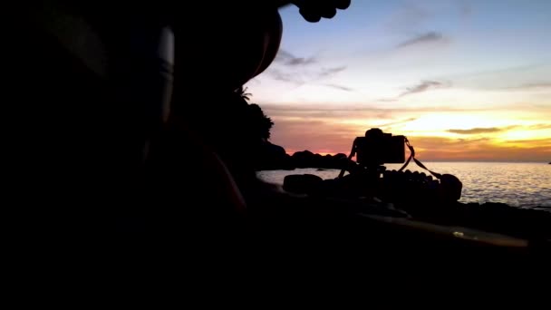 ビデオ バックグラウンド カタの日没を撮影地元の写真家 海の近くのプーケットのタイの島のカロンビーチ — ストック動画