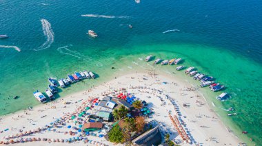 Denizin yüksek açılı manzarası, Koh Khai, büyük bir turistik cazibe. Güneşi içine çek ya da macera gezisine çık. Yürüyüşe çık ve beyaz sahil dağlarıyla fotoğraf çek..