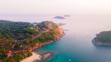 Phromthep Burnu, güzel doğal deniz manzarası Günbatımı manzarası, Phuket, Tayland 'da turistlerin ziyaret ettiği bir numaralı bakış açısı.