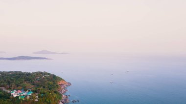 Phromthep Burnu, güzel doğal deniz manzarası Günbatımı manzarası, Phuket, Tayland 'da turistlerin ziyaret ettiği bir numaralı bakış açısı.