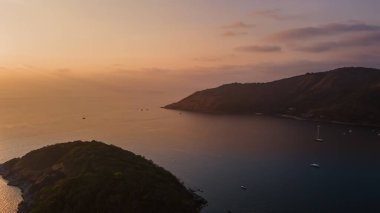 Phromthep Burnu, güzel doğal deniz manzarası Günbatımı manzarası, Phuket, Tayland 'da turistlerin ziyaret ettiği bir numaralı bakış açısı.