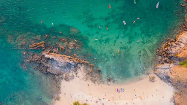 Ya Nui Plajı, güzel doğal deniz manzarası günbatımı manzarası yakınında, Phromthep Burnu, Tayland, Phuket 'in bir numaralı manzarası..