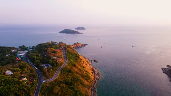 Phromthep Burnu, güzel doğal deniz manzarası Günbatımı manzarası, Phuket, Tayland 'da turistlerin ziyaret ettiği bir numaralı bakış açısı.