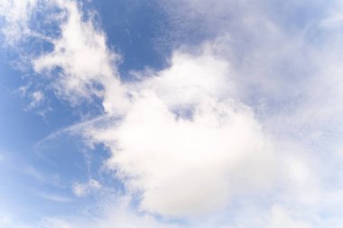 Mavi gökyüzü arkaplanı ve beyaz bulutlar Phuket Tayland 'da yumuşak odak noktası.