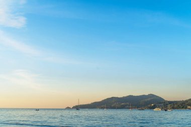 Gün batımında renkli bulutlu bir gökyüzü. Rengi değişmiş. Gökyüzü dokusu, soyut doğa arkaplanı Phuket Tayland.