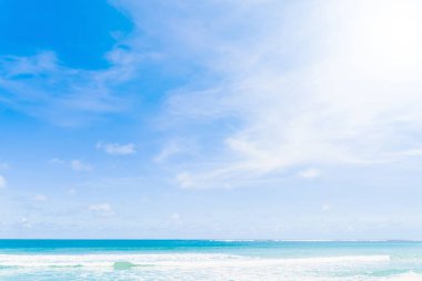 Gökyüzü güneş ışığına sahiptir, gökyüzü mavidir, küçük ve büyük bulutlar dönüşümlü ve yavaşça hareket eder, güneş ışığı geçerken, mucizevi soyut bir şekil yaratır, sıcak bir gün. Phuket Tayland.