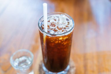 Sade kahve, deniz kenarındaki bir kafede Americano, Sue Flamingo, Ao Yon Sahili, Phuket Tayland