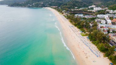 Kata Sahili, Phuket Adası, Tayland, mavi deniz mavi gökyüzü ve güney Tayland 'ın yaz mevsiminde beyaz kumlu plaj. Bu ünlü plaj tatil ve güneş banyosu için iyidir..