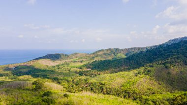 Yazın açık bir günde Kao Lanta, Krabi, Tayland 'ın yüksek açılı insansız hava aracı görüntüsü, aile seyahati için uygun. Yürüyüş turu