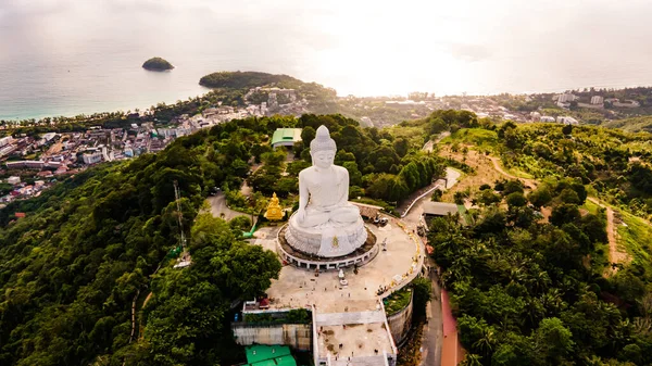 Phuket Büyük Buda heykeli. Öğleden sonra açık gökyüzü ve mavi okyanus beyaz Phuket 'in arkasında Büyük Buda Phuket Adası Tayland' ın simgelerinden biridir..