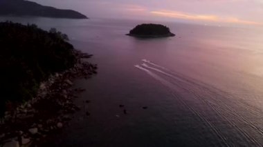Drone Video High, Kata Sahili, Karon, Phuket, Tayland 'daki güzel plaj, dinlenmek için mükemmel bir yer. Tatil yapan, güneşlenen, su oyunları oynayan aileler için..