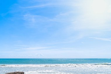 Gökyüzü güneş ışığına sahiptir, gökyüzü mavidir, küçük ve büyük bulutlar dönüşümlü ve yavaşça hareket eder, güneş ışığı geçerken, mucizevi soyut bir şekil yaratır, sıcak bir gün. Phuket Tayland.