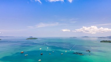 Gün batımında Ao Yon sahilinin havadan görüntüsü. Phuket, Tayland 'daki iskelenin yanında güzel bir yer.