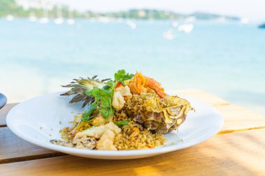Ananaslı deniz ürünleri pilavı, deniz kenarındaki bir kafede iştah açıcı Sue Flamingo, Ao Yon Sahili, Phuket Tayland