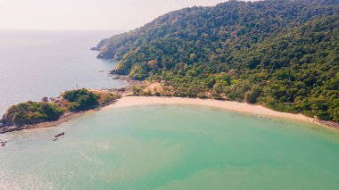 Yazın açık bir günde Kao Lanta, Krabi, Tayland 'ın yüksek açılı insansız hava aracı görüntüsü, aile seyahati için uygun. Yürüyüş turu