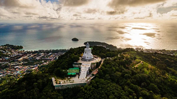 Phuket Büyük Buda heykeli. Öğleden sonra açık gökyüzü ve mavi okyanus beyaz Phuket 'in arkasında Büyük Buda Phuket Adası Tayland' ın simgelerinden biridir..