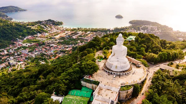 Phuket Büyük Buda heykeli. Öğleden sonra açık gökyüzü ve mavi okyanus beyaz Phuket 'in arkasında Büyük Buda Phuket Adası Tayland' ın simgelerinden biridir..