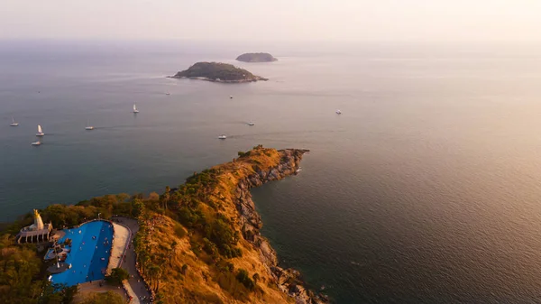 Phromthep Burnu, güzel doğal deniz manzarası Günbatımı manzarası, Phuket, Tayland 'da turistlerin ziyaret ettiği bir numaralı bakış açısı.