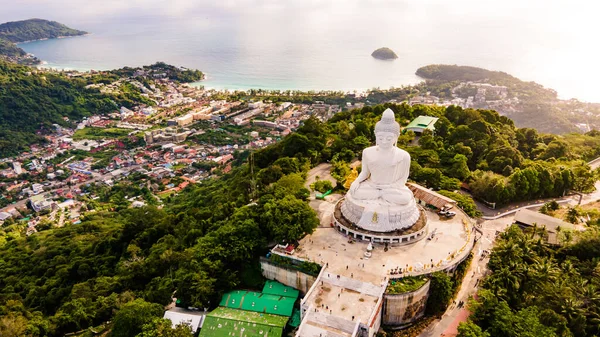 Estatua Phuket Big Buddha Tarde Cielo Claro Azul Océano Están Imágenes De Stock Sin Royalties Gratis